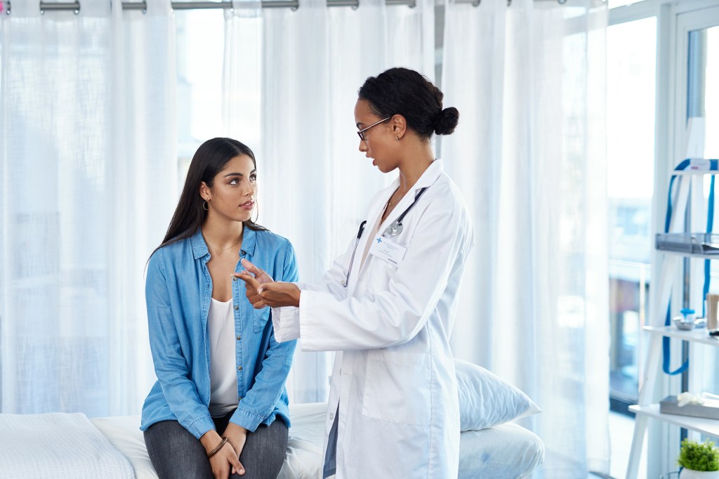 I am a doctor: Take care of these 6 common symptoms of cancer for people under 50